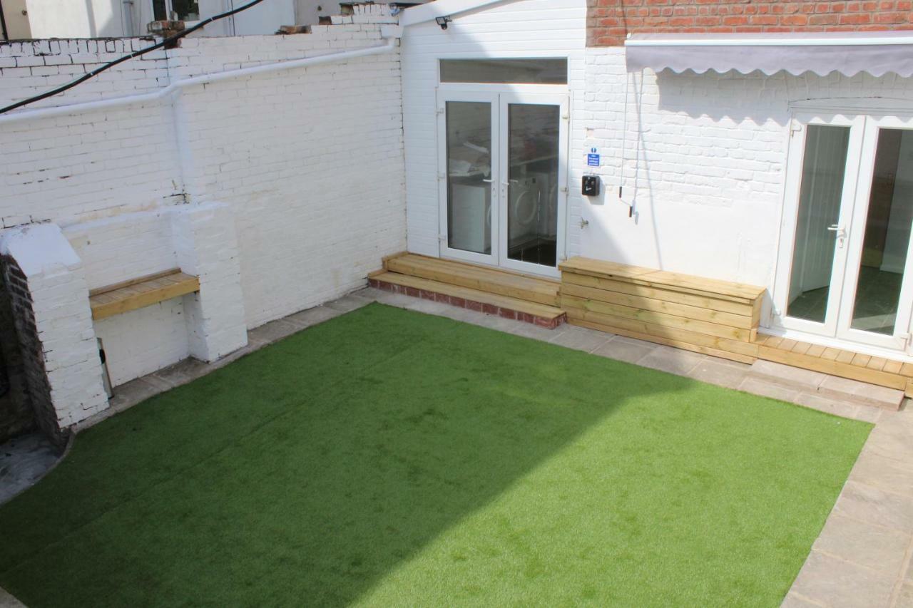 Backpackers Blackpool Hotel & Suites Esterno foto